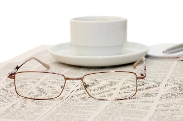 Una taza de café en el periódico — Foto de Stock