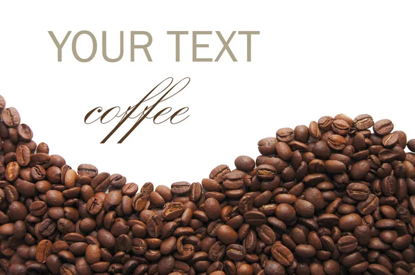 Aromatische Kaffeebohnen auf weiß — Stockfoto