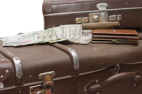 El dinero yace en una vieja maleta — Foto de Stock