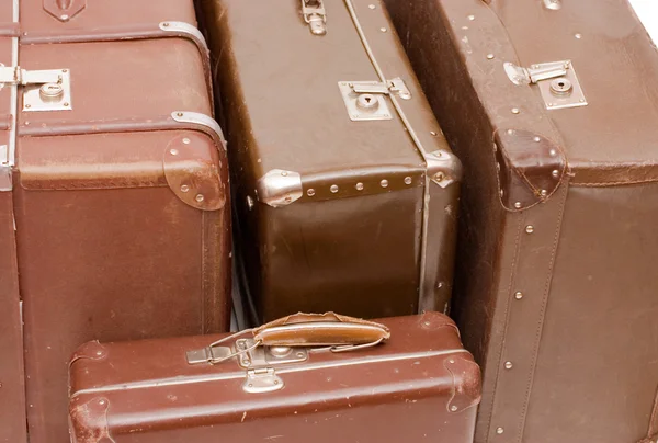 Staré hnědé kufry — Stock fotografie