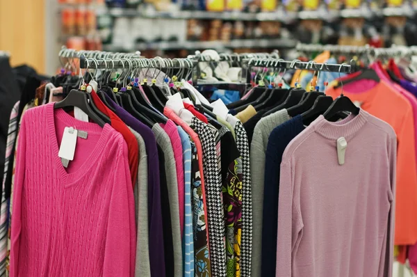 Venda de roupas em um supermercado — Fotografia de Stock