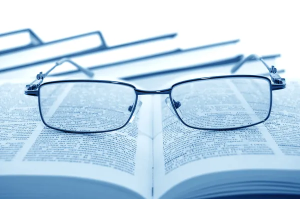 Óculos em livros — Fotografia de Stock