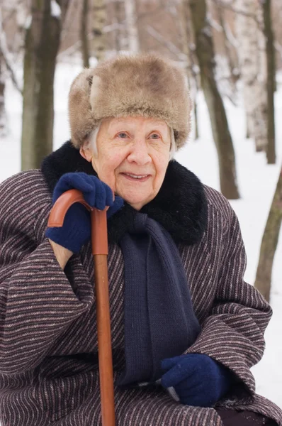 Πορτρέτο του το παλιό γυναίκα το χειμώνα — Φωτογραφία Αρχείου