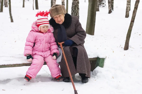 Den lilla flickan med mormor — Stockfoto