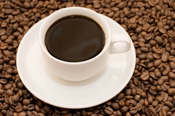Кавова чашка, наповнена кавовими зернами — стокове фото