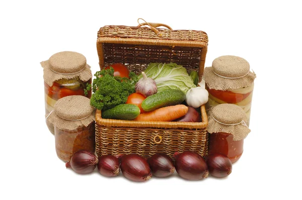 Свежие консервированные овощи в коробке — стоковое фото