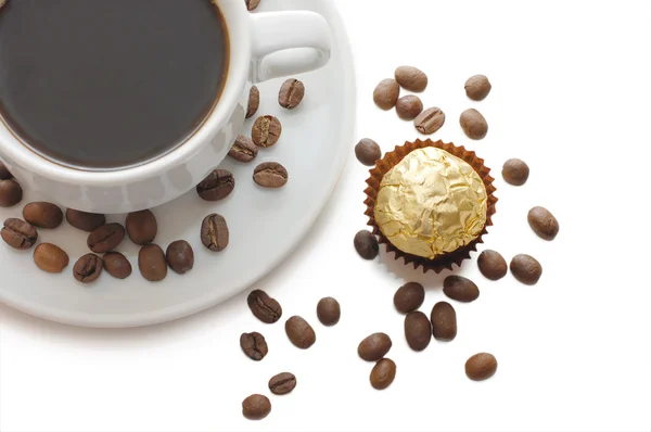 Xícara de café e grãos em branco — Fotografia de Stock