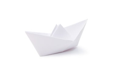 Kağıt gemi üzerinde beyaz izole