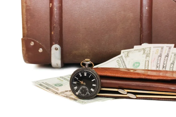 Geld legt op een oude koffer — Stockfoto