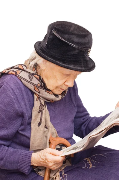 A velhota lê o jornal — Fotografia de Stock