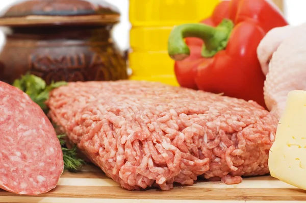 Čerstvé maso a různé komponenty — Stock fotografie