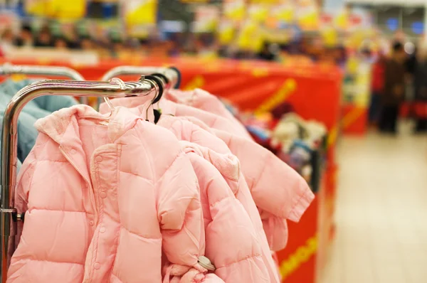 Продажа детской одежды в магазине — стоковое фото