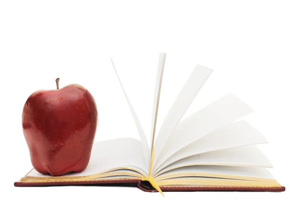 Roter Apfel auf dem offenen Buch — Stockfoto