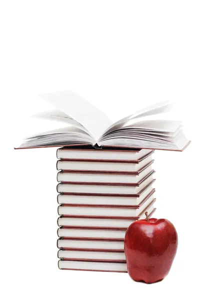 Изолированная стопка книг и яблок — стоковое фото