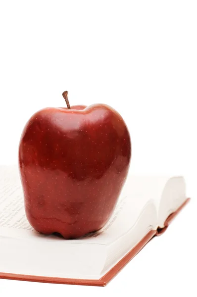 Roter Apfel auf dem Buch — Stockfoto