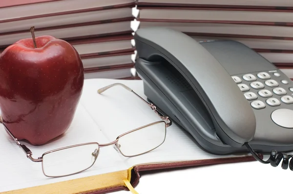 Telefon, jabłko i okulary na książki — Zdjęcie stockowe