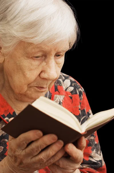 Yaşlı kadın kitap okur — Stok fotoğraf