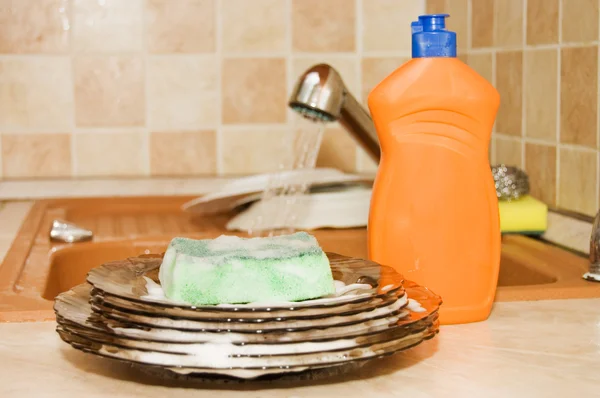 Líquido de lavado con una esponja en la cocina — Foto de Stock