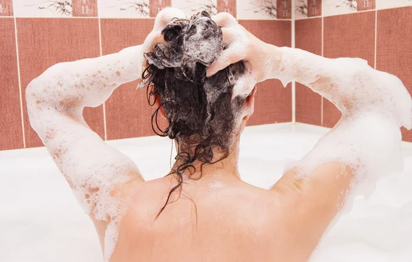 Güzel bir kız banyoda duş altında — Stok fotoğraf