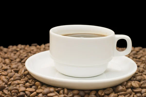 Kubek z kawa ziaren kawy — Zdjęcie stockowe