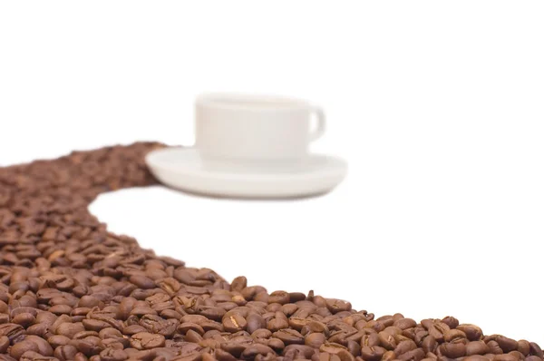 Чашка кофе на зернах кофе — стоковое фото