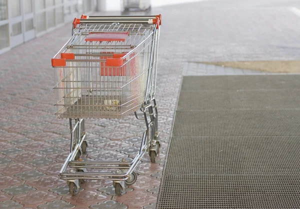 Zwei leere Einkaufswagen in einem Supermarkt — Stockfoto