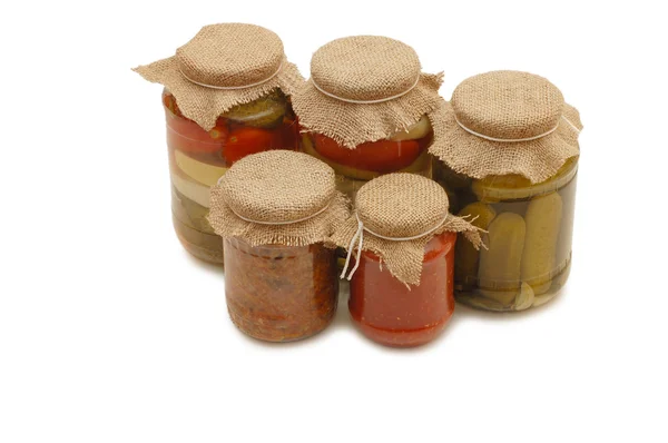 Glazen potten met geconserveerde groenten — Stockfoto