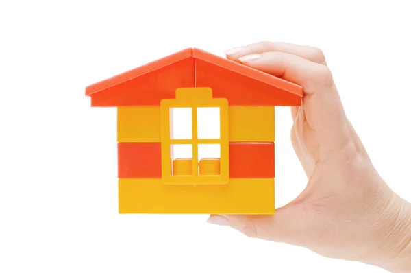 Hand och toy house isolerad på vit — Stockfoto
