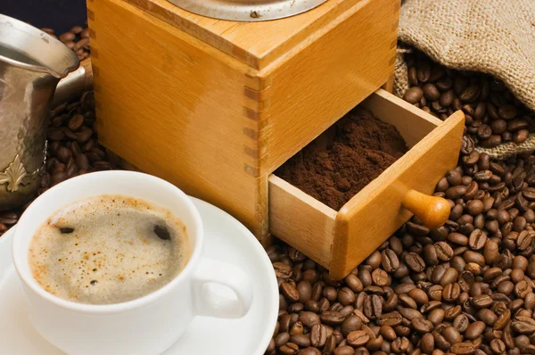 Moedor de café velho, xícara e cafeteira — Fotografia de Stock