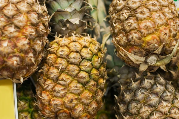Bir süpermarkette ananas ile raf — Stok fotoğraf