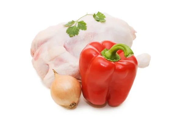 Свежая курица с изолированным перцем — стоковое фото