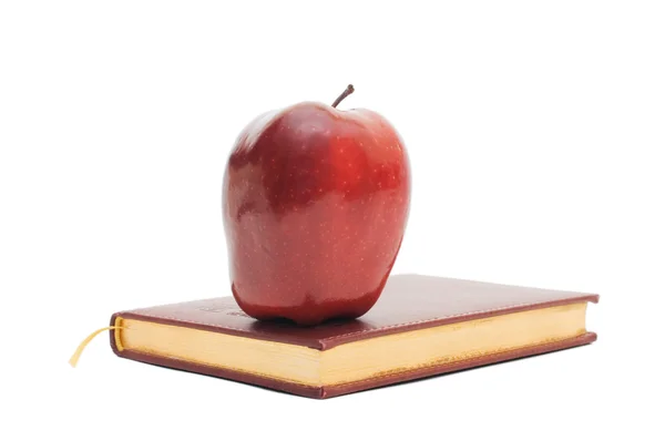 分離された本に赤いリンゴ — ストック写真