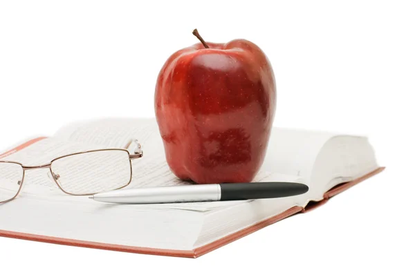 赤いリンゴと本の眼鏡 — ストック写真
