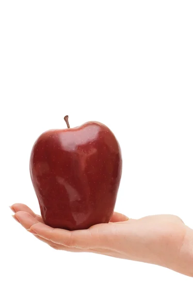 Rode appel in de hand van de vrouw geïsoleerd — Stockfoto