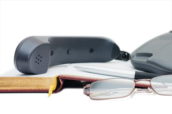 Telefon, glasögon och anteckningsboken isolerade — Stockfoto