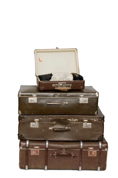 Högen av gamla resväskor isolerad på vit — Stockfoto