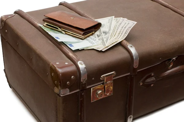 お金は古いスーツケースに産む — ストック写真
