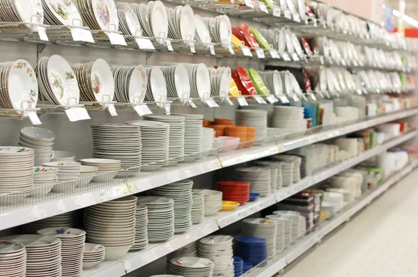 Τα ράφια με τα εμπορεύματα σε ένα σούπερ μάρκετ — Φωτογραφία Αρχείου