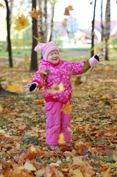 Passeggiate bambina nel parco autunnale — Foto Stock