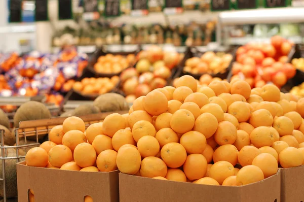 Апельсин в продуктовом магазине — стоковое фото