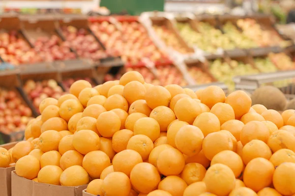 Апельсин в продуктовом магазине — стоковое фото