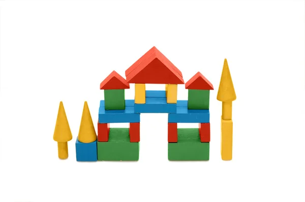 Здание из деревянных красочных детских блоков — стоковое фото