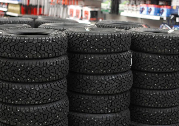 Number of automobile tyres in a market — Stock Photo, Image