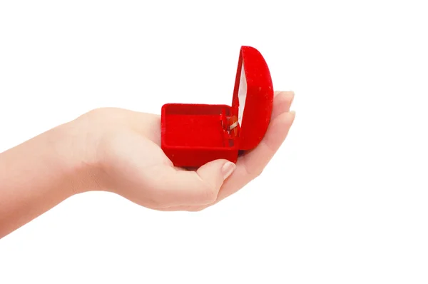 Boîte rouge sous un bijou dans une main — Photo