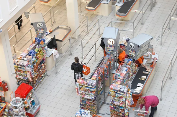 Bovenaanzicht op cash bureaus in een supermarkt — Stockfoto