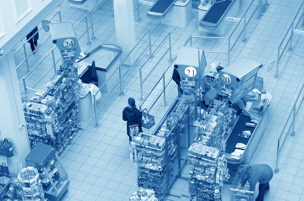 Vista superior de los mostradores de efectivo en un supermercado —  Fotos de Stock