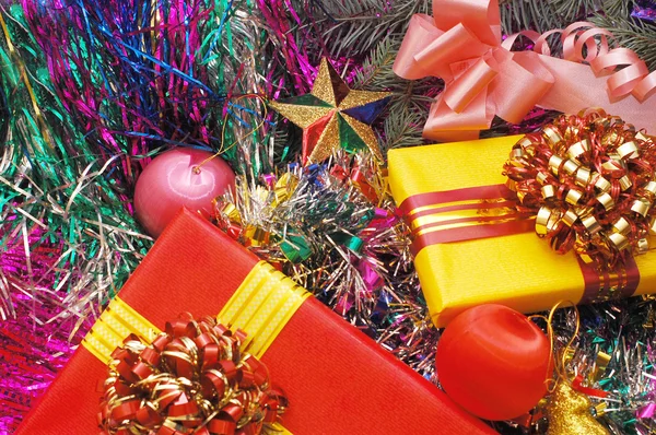 Enfeites de Natal e presentes — Fotografia de Stock