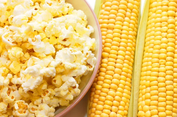 Fresh corn and popcorn — Stock Photo, Image