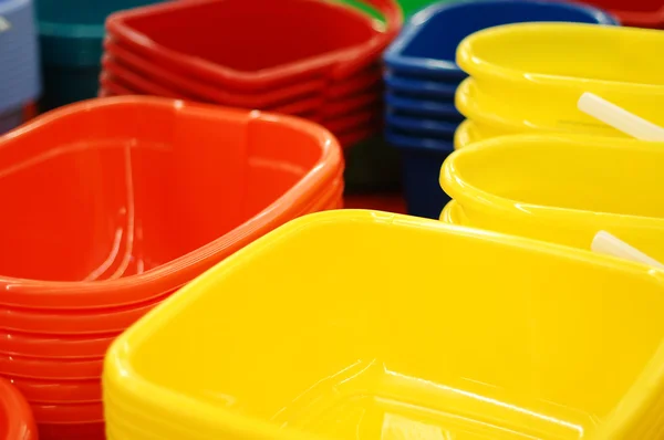 Colour new basins in a supermarket — Stock Photo, Image