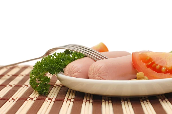 Kolbász, zöldség a tányéron — Stock Fotó